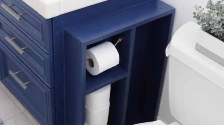 Built-in toilet paper storage made using simple DIY skills