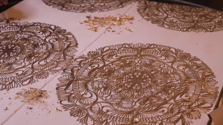 diy faux accent wall tutorial using round ornamental placemats