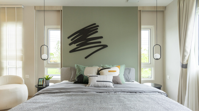 A squiggly accent wall in a modern bedroom