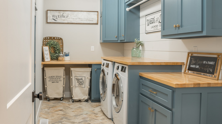 rustic farmhouse laundry room