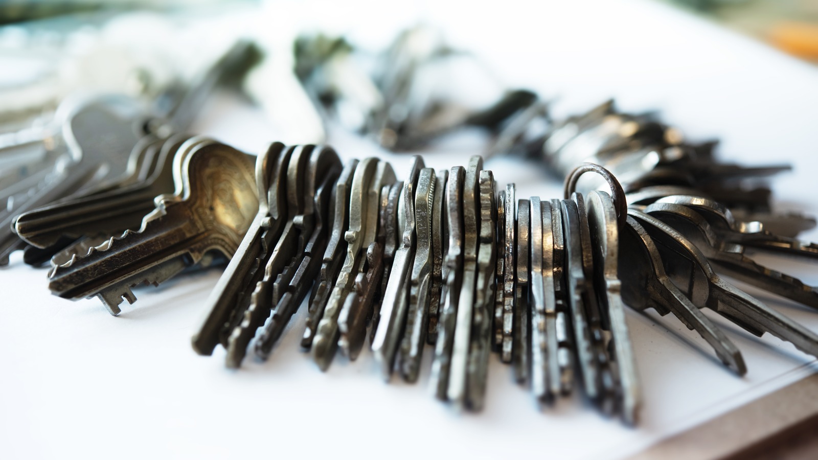 15 Unconventional DIY Projects Made With Old Keys