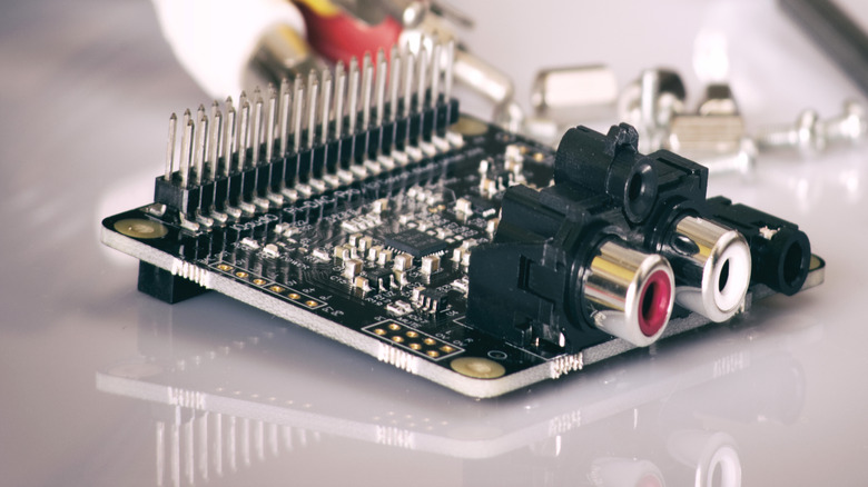 Digital-to-analog converter for Raspberry Pi single-board computers