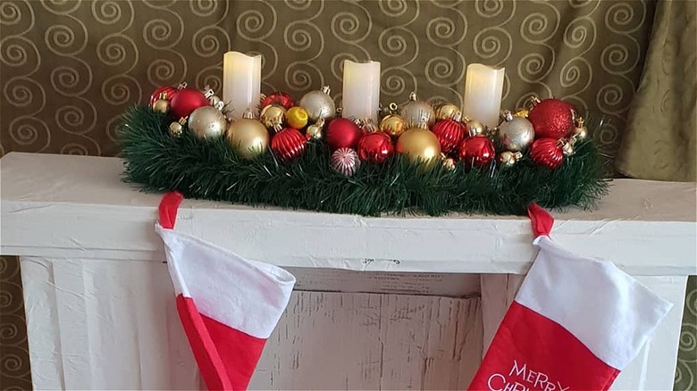 Garland candle holder with ornaments