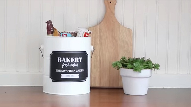 snack bars in paint can