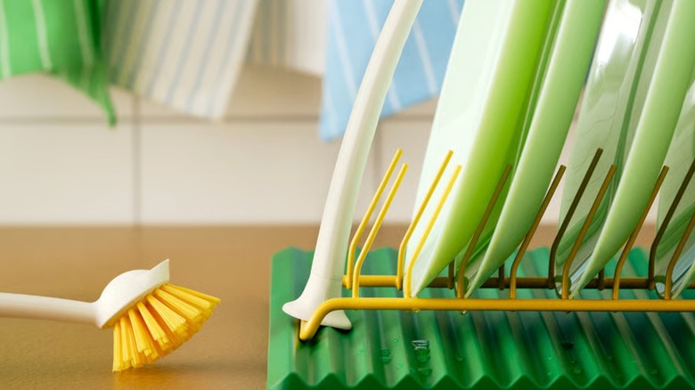 Photo of IKEA's RINNIG plate holder in use