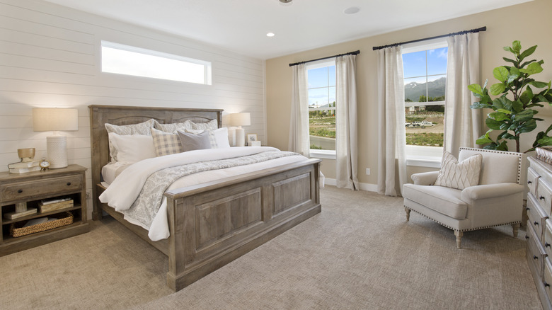 Bedroom with carpet