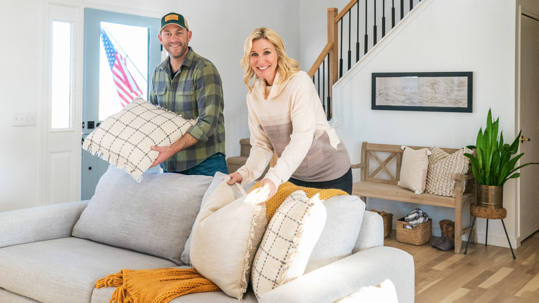 Dave and Jenny Marrs adjusting pillows