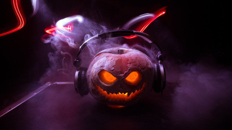 Jack o' lantern with headphones 