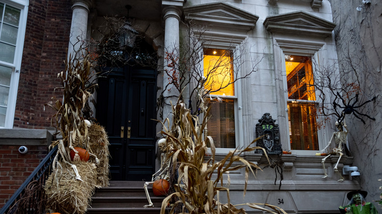 Home with outdoor Halloween decor