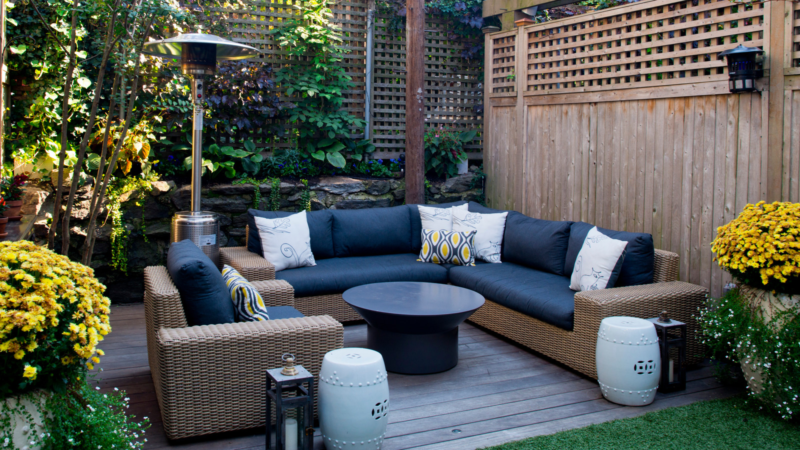 Create the Perfect Outdoor Living Room With These 6 Design Tips