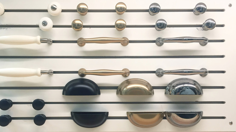 Display of kitchen drawer pulls in showroom