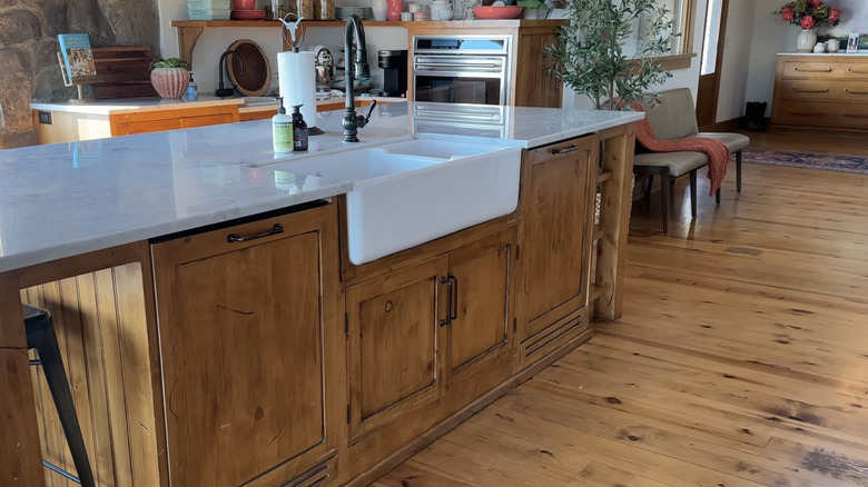 A farmhouse sink in modern kitchen