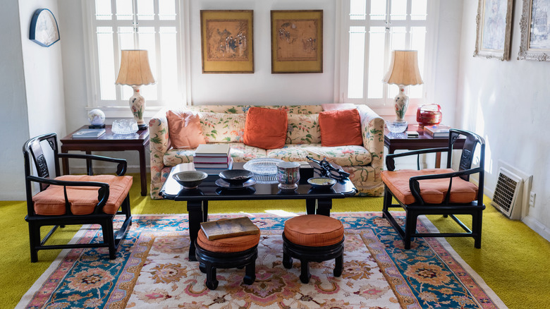 An outdated living room
