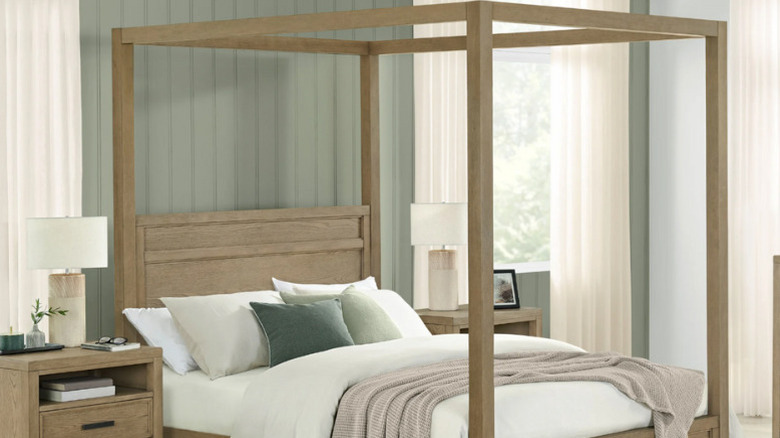 The Oaklynn Canopy Bed from Universal Broadmoore
