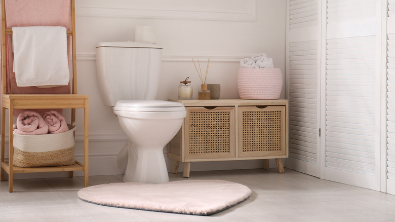 Bathroom with pink décor