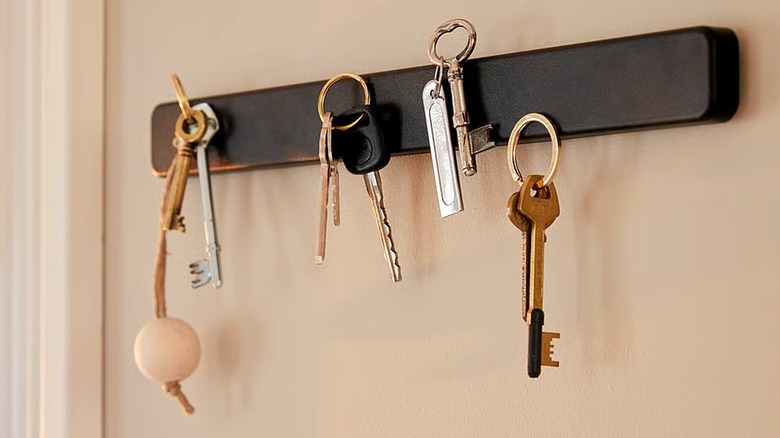 Keys and keychains attached to the IKEA HULTARP rack