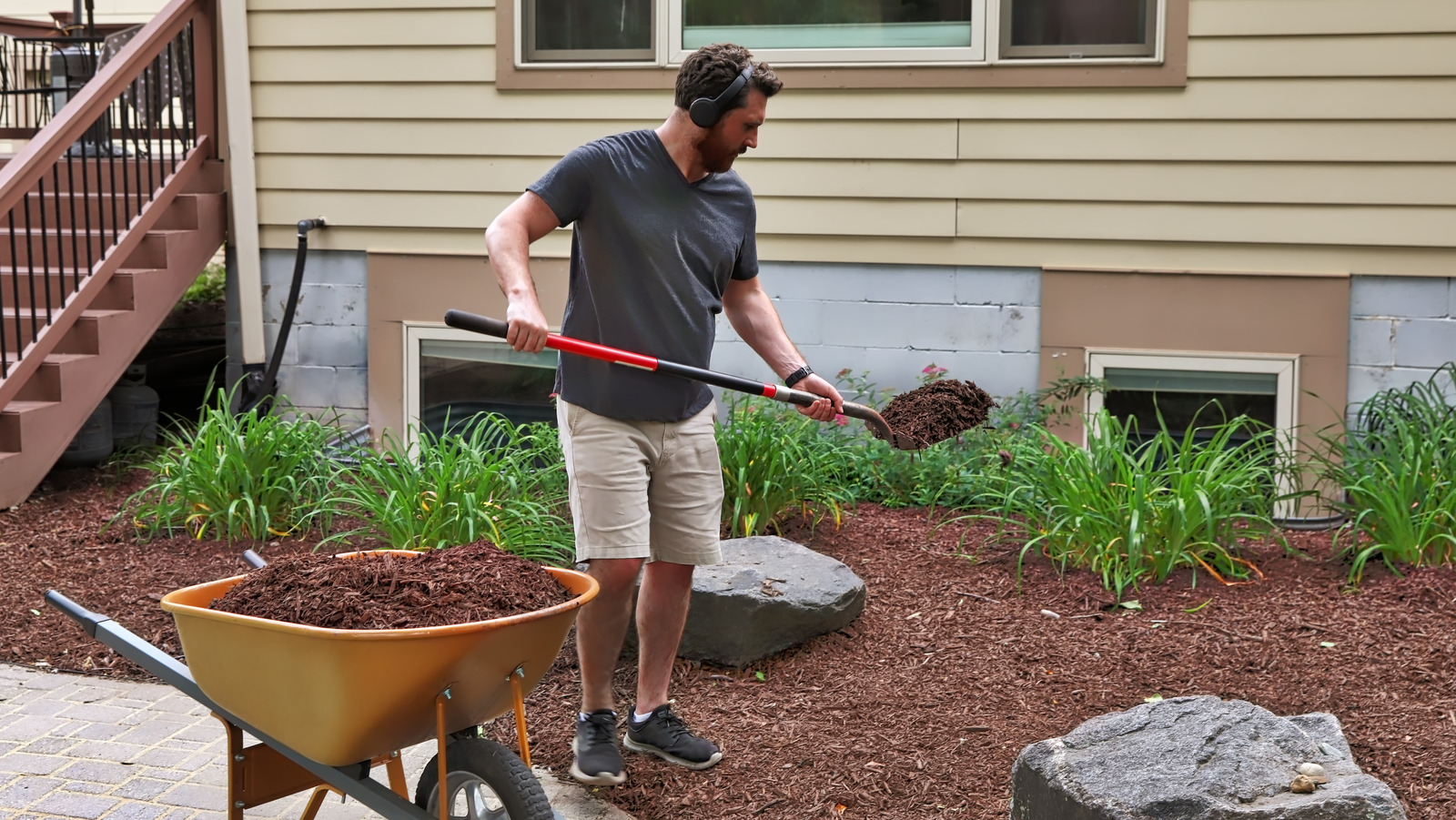 Oyster Shell, Ground Cover, And Gravel Are Traditional Mulch Alternatives