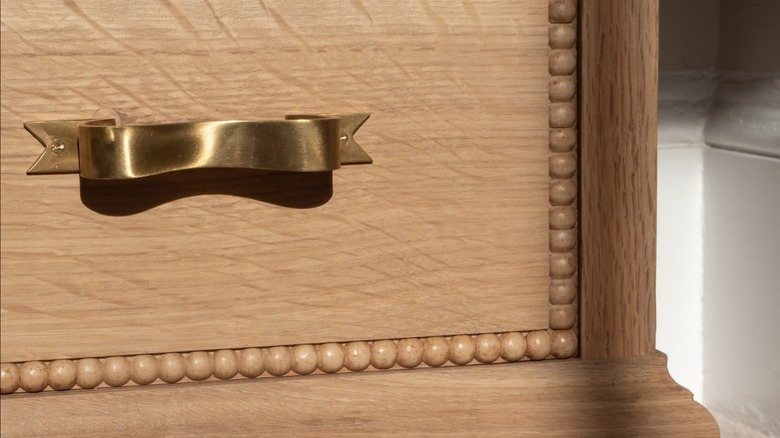 Bobbin trim on a drawer