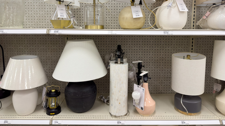 White lampshades on lamps lined up on store shelves