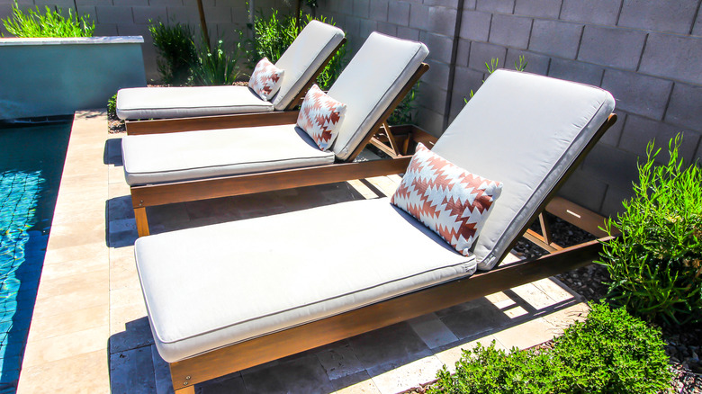 outdoor lounge chairs with cushions