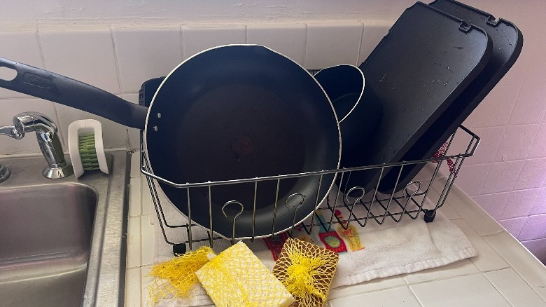 Clean cookware in drying rack