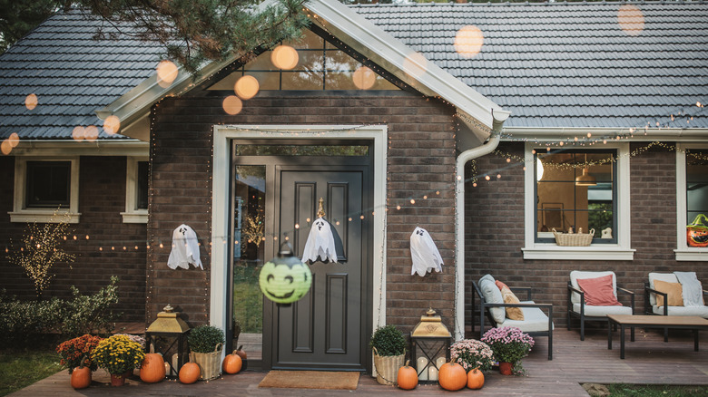 The front of a house is decorated for Halloween.