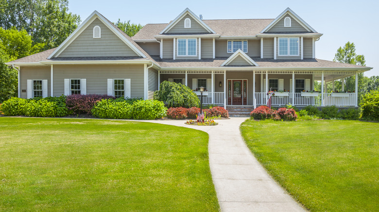 House with well-manicured weed-free lawn