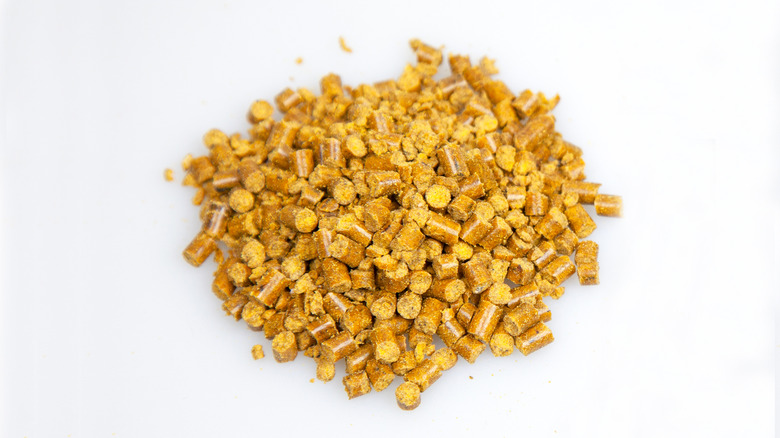Pre-emergent weed preventer pellets 