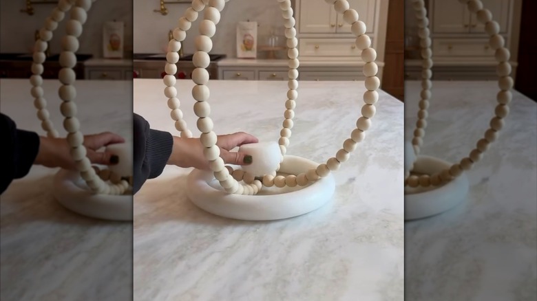 Instagram video showing the steps to make the decor