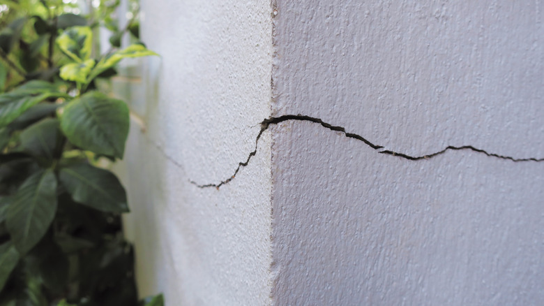 Horizontal crack in concrete building wall