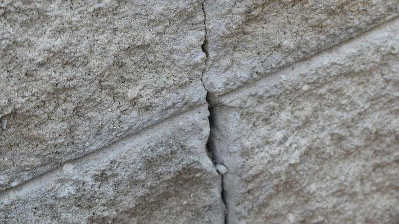 Vertical crack in concrete wall