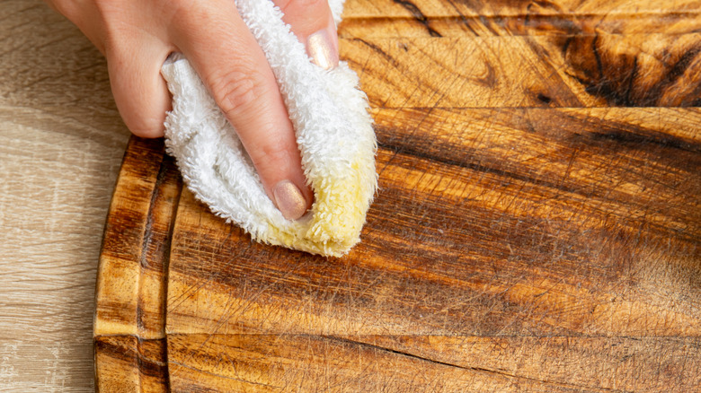 Rubbing oil onto a cutting board