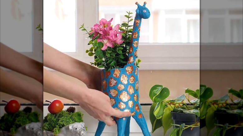 Finished giraffe DIY vase from a tin can