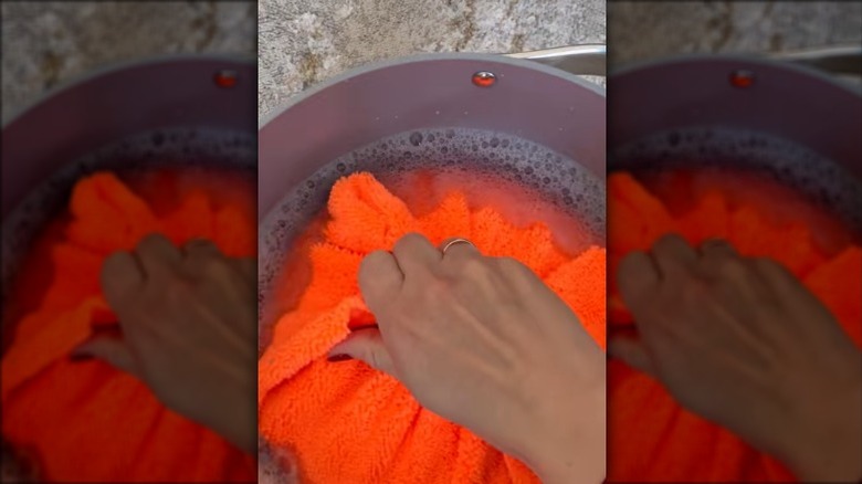Video showing how to clean with cloth and pot lid.