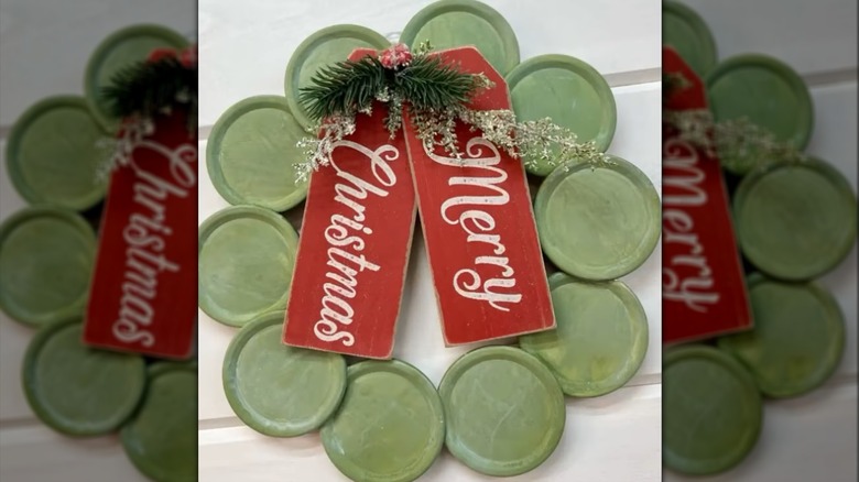 A green mason jar lid Christmas wreath.