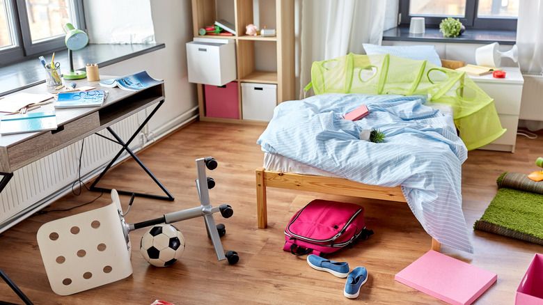 Messy teen bedroom 