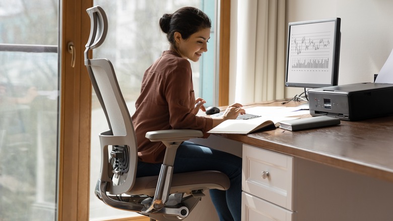 Women sits in ergonomic chair