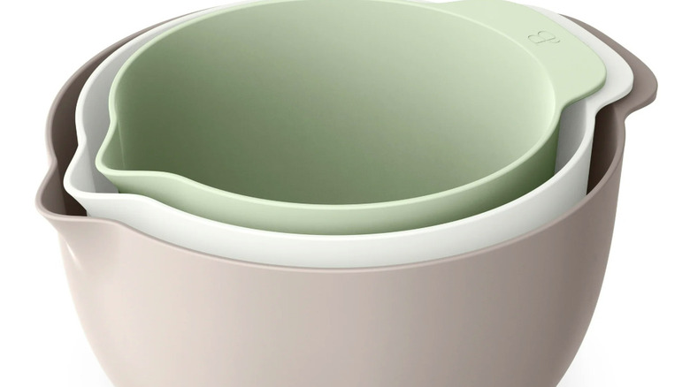 Three stacked bowls.