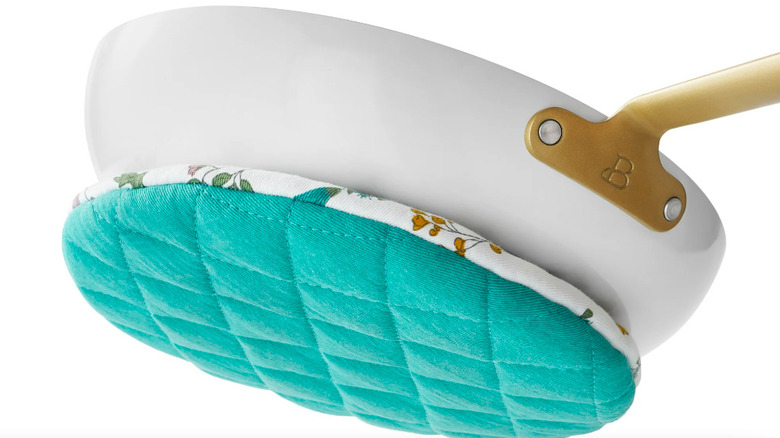 Hot pad for food with a ceramic pan over it.