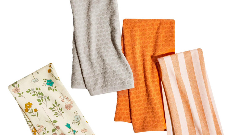 Four kitchen towels in different colors.