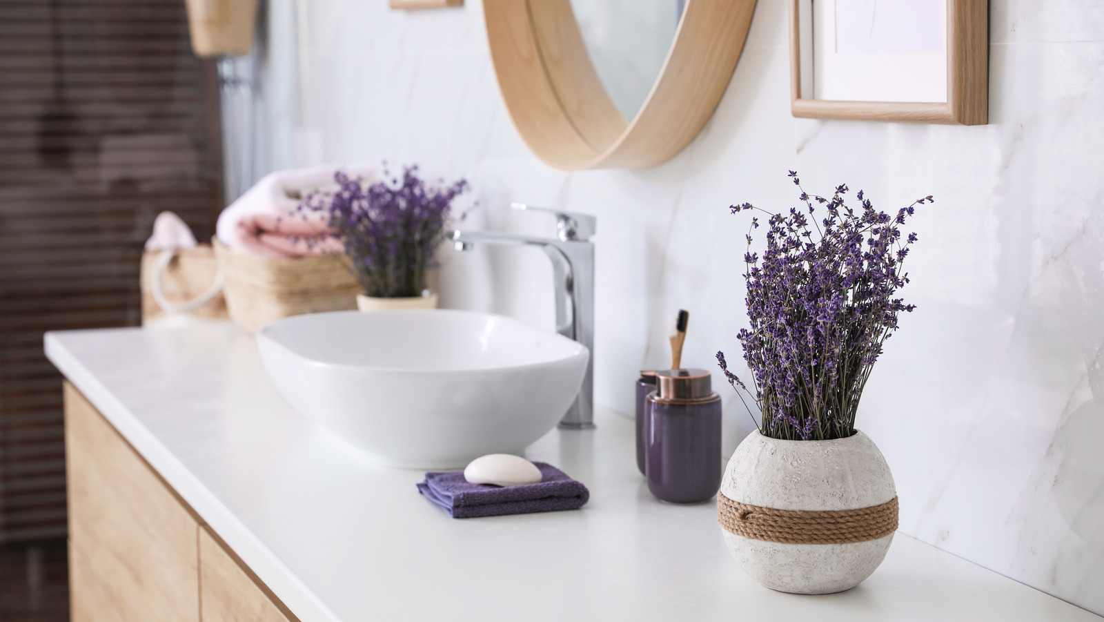 Dried Flowers Make The Ultimate Bathroom Decor For One Reason, image size:1600x901