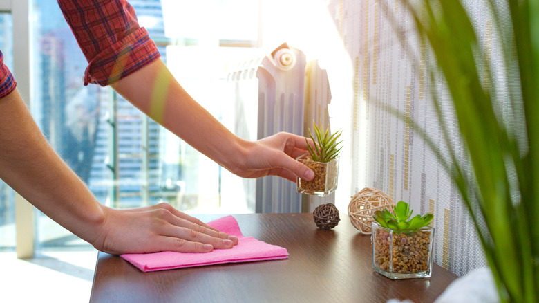 pink microfiber dusting cloth