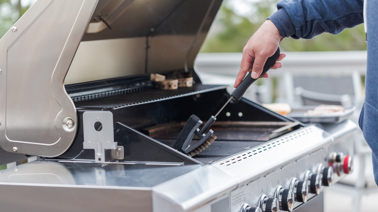 Hand cleaning grill 