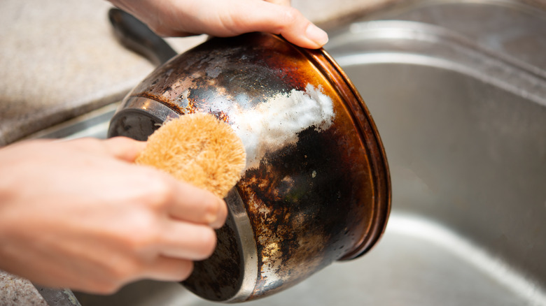 Washing a rusted pot