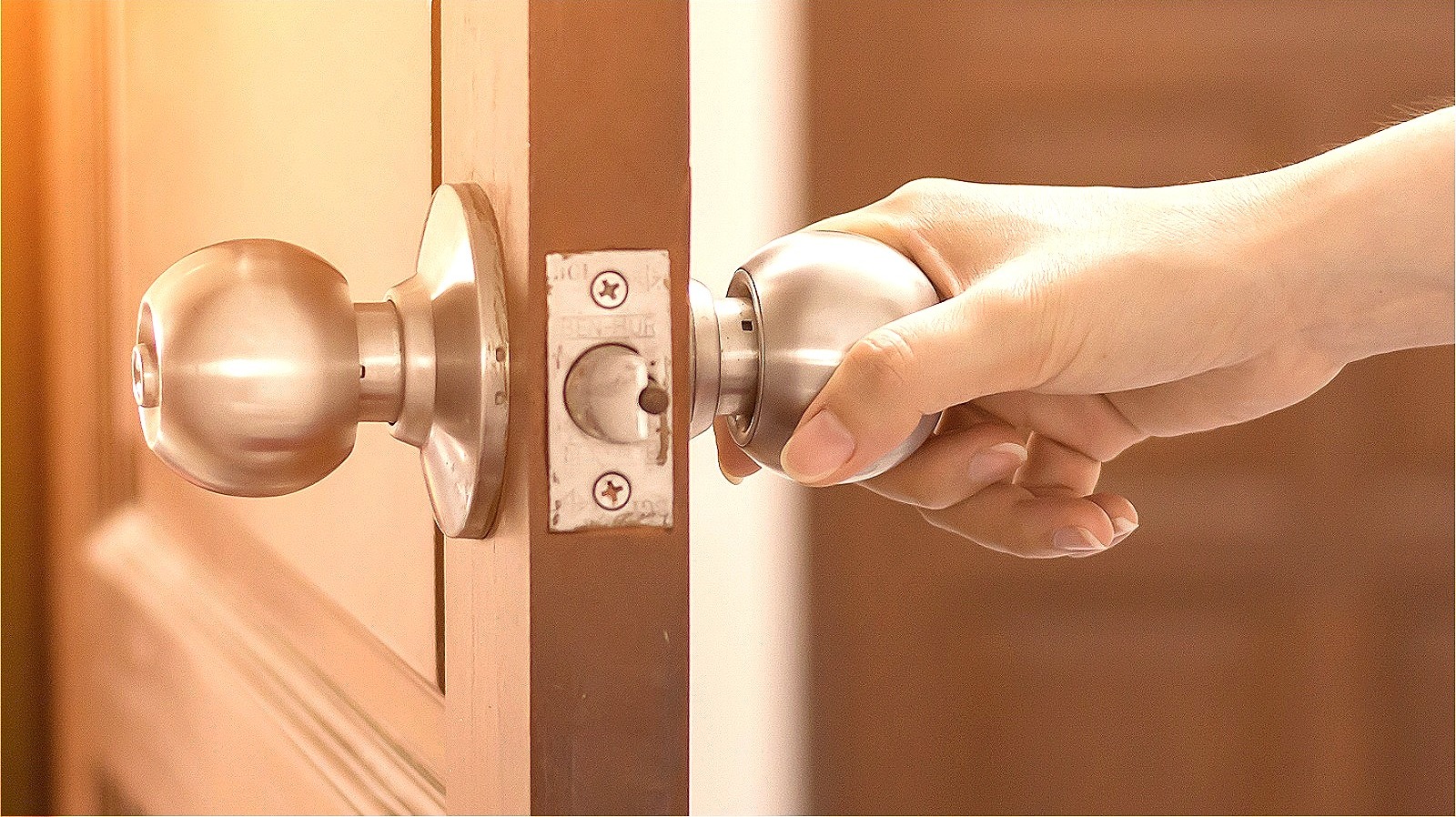Easily Spray Paint Doorknobs Without Removing Them With TikTok's Genius
