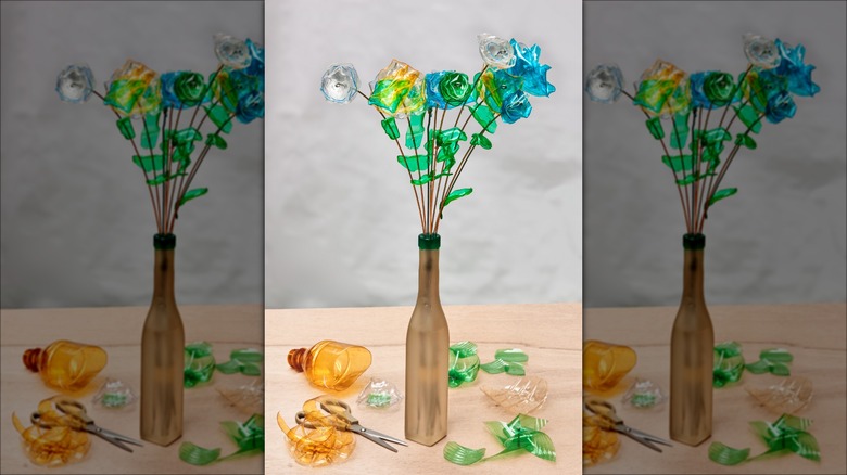 fiori realizzati con bottiglie di plastica