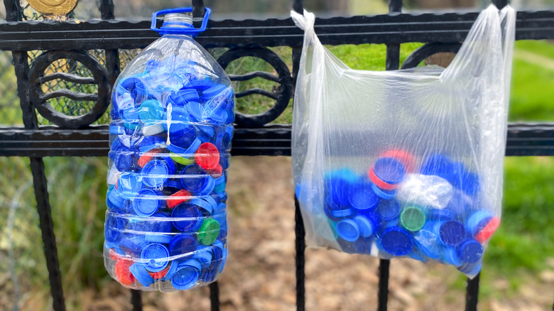 bottiglia di plastica piena di tappi