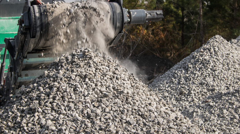 machine crushing concrete
