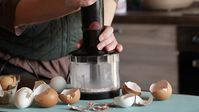 Grinding eggshells into a powder