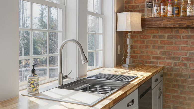 Black accent wall next to the kitchen sink